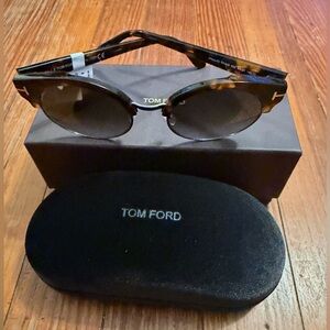 New in box Authentic Tom Ford Brown Tortoise Sunglasses with Black Velvet Case